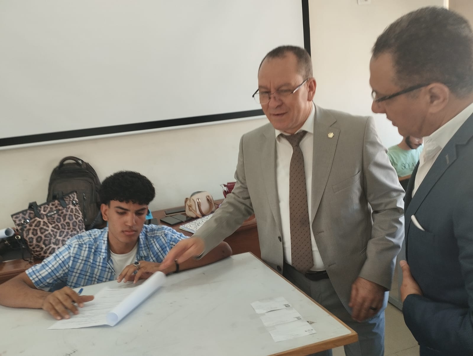 نائب رئيس جامعة طنطا لشئون التعليم والطلاب يتفقد انتظام امتحانات الفصل الدراسي الثاني بكلية الفنون التطبيقية