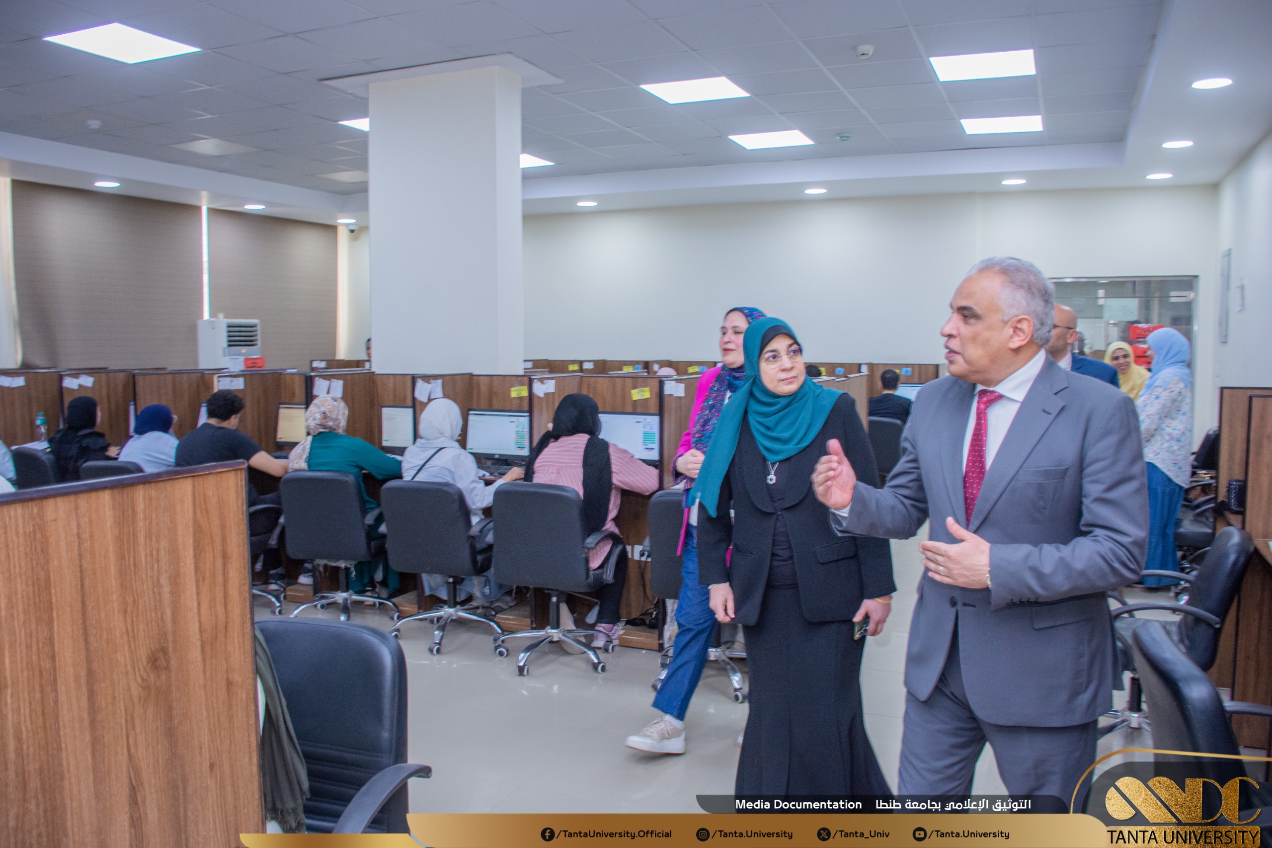 رئيس جامعة طنطا يتفقد سير أعمال الامتحانات الإلكترونية بكليات الصيدلة والتمريض وطب الأسنان