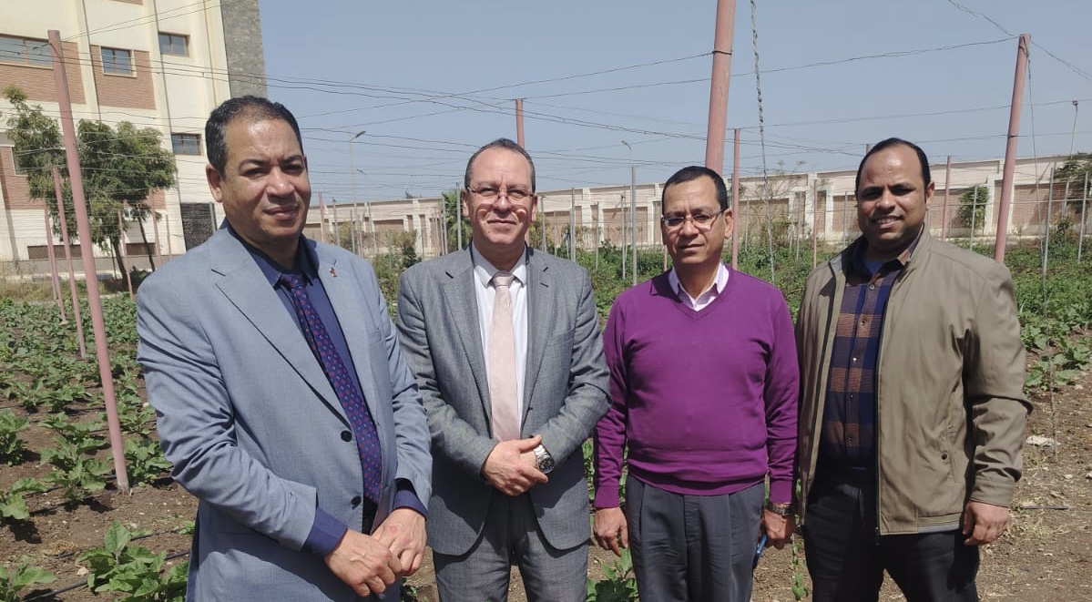 لربط المخرجات الأكاديمية بالجوانب التطبيقية:  نائب رئيس جامعة طنطا لشئون التعليم والطلاب يتفقد مزرعة كلية الزراعة 