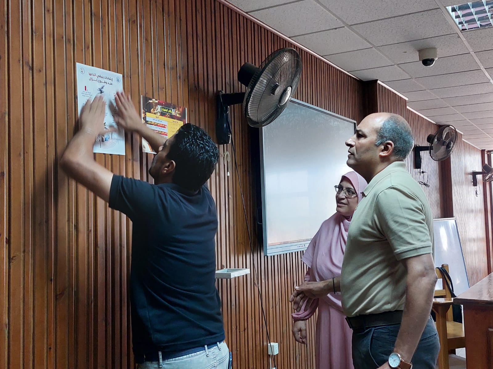 كلية الآداب تكثف جهود السلامة والصحة المهنية وترشيد الطاقة، وتضع إرشادات لإدارة الأزمات والكوارث داخل القاعات والمدرجات