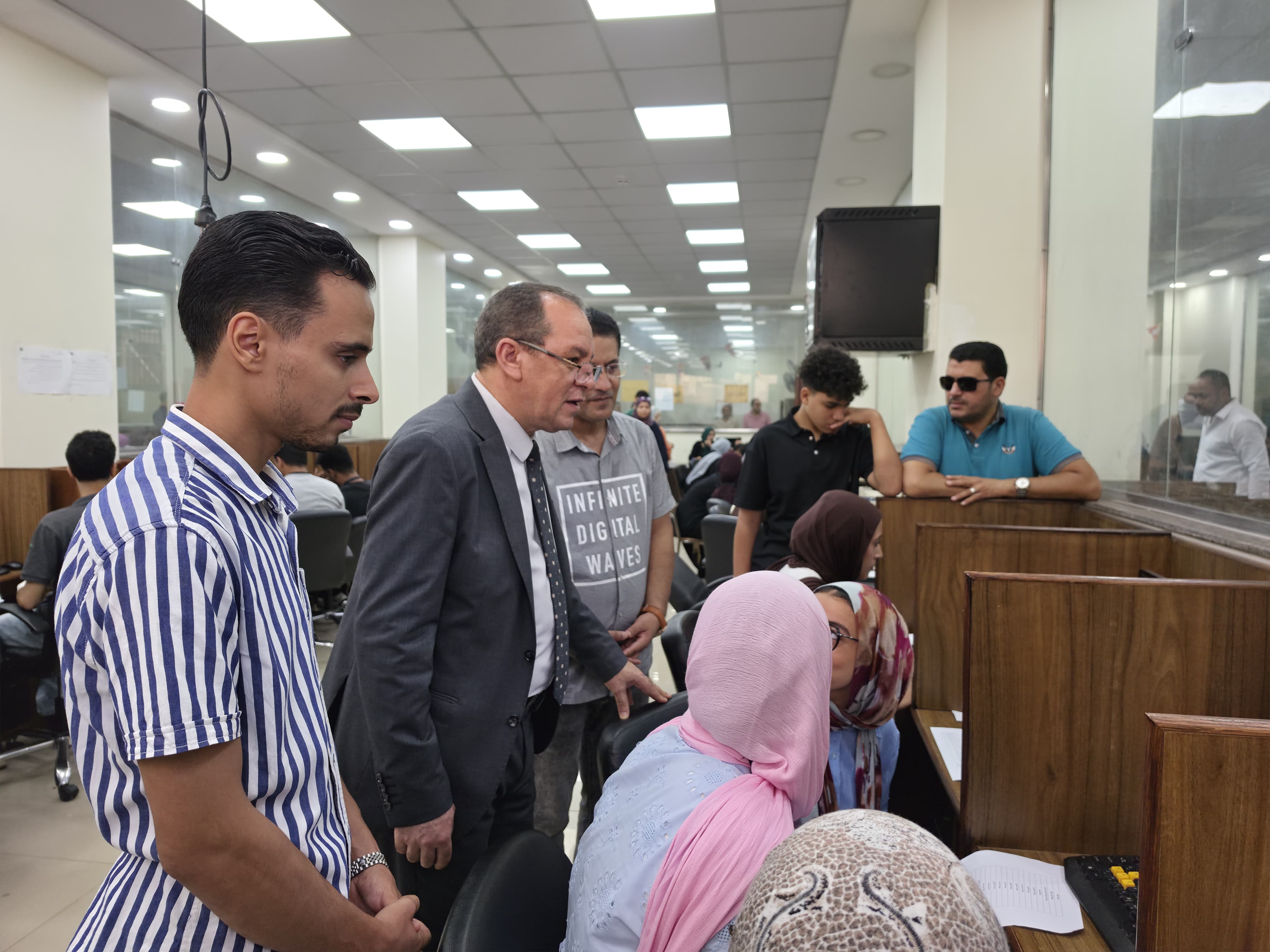 نائب رئيس الجامعة لشؤون التعليم والطلاب يجري جولة تفقدية لمتابعة سير العمل بمكتب التنسيق الفرعي بالمجمع الطبي