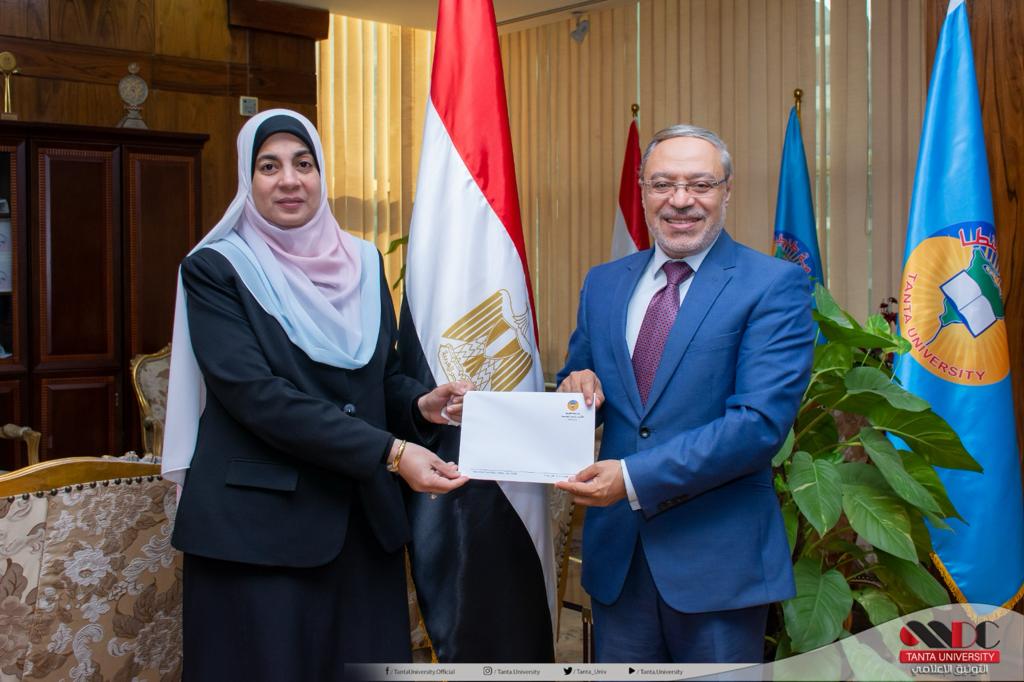رئيس جامعة طنطا يستقبل عميدة كلية الصيدلة 