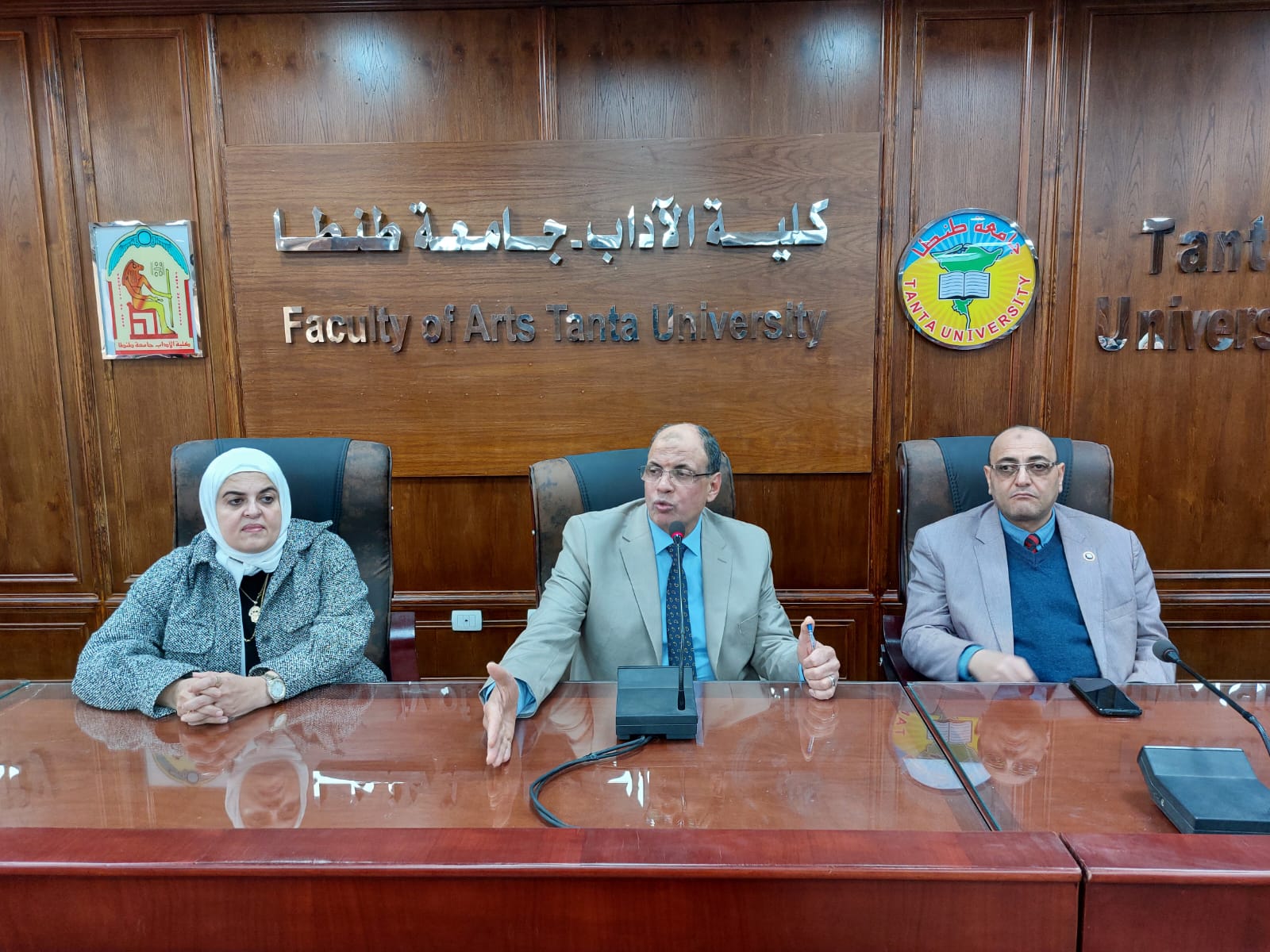 عميد آداب طنطا يعقد اجتماعًا موسعًا مع إدارات الحسابات والاستحقاقات والشؤون المالية لتعزيز التحول الرقمي وتطوير المنظومة الإدارية بالكلية