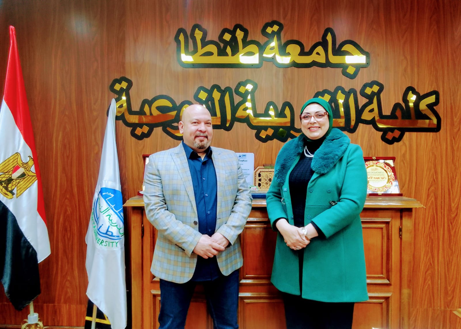 عميد نوعية طنطا يسلم وكيل الكلية لشئون خدمة المجتمع وتنمية البيئة الجديد مهام عمله 