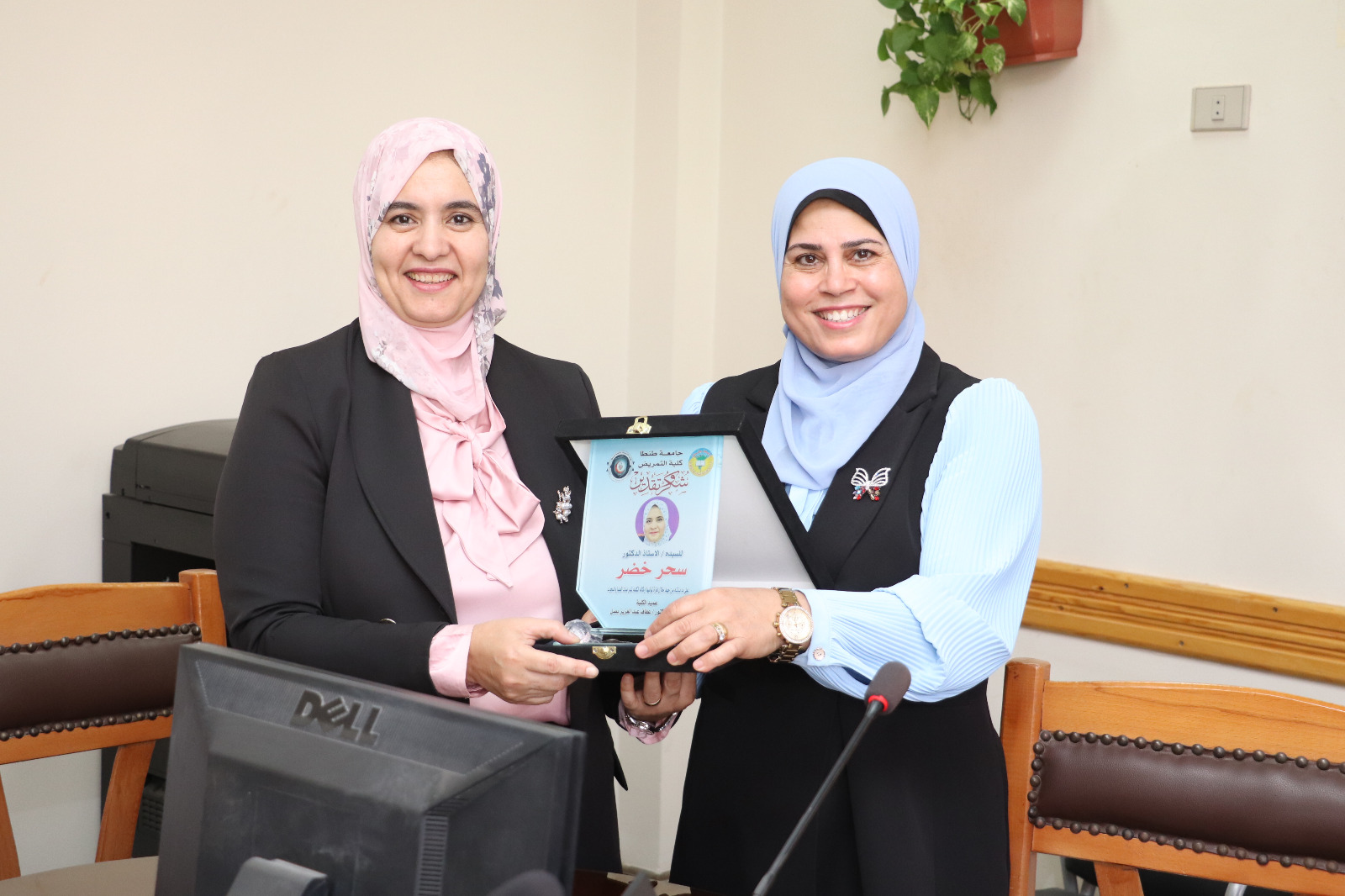 تكريم السيدة الاستاذ الدكتور/ سحر محمود الخضر الاستاذ بقسم تمريض الاطفال بالكلية ووكيل الكلية للدراسات العليا والبحوث السابق