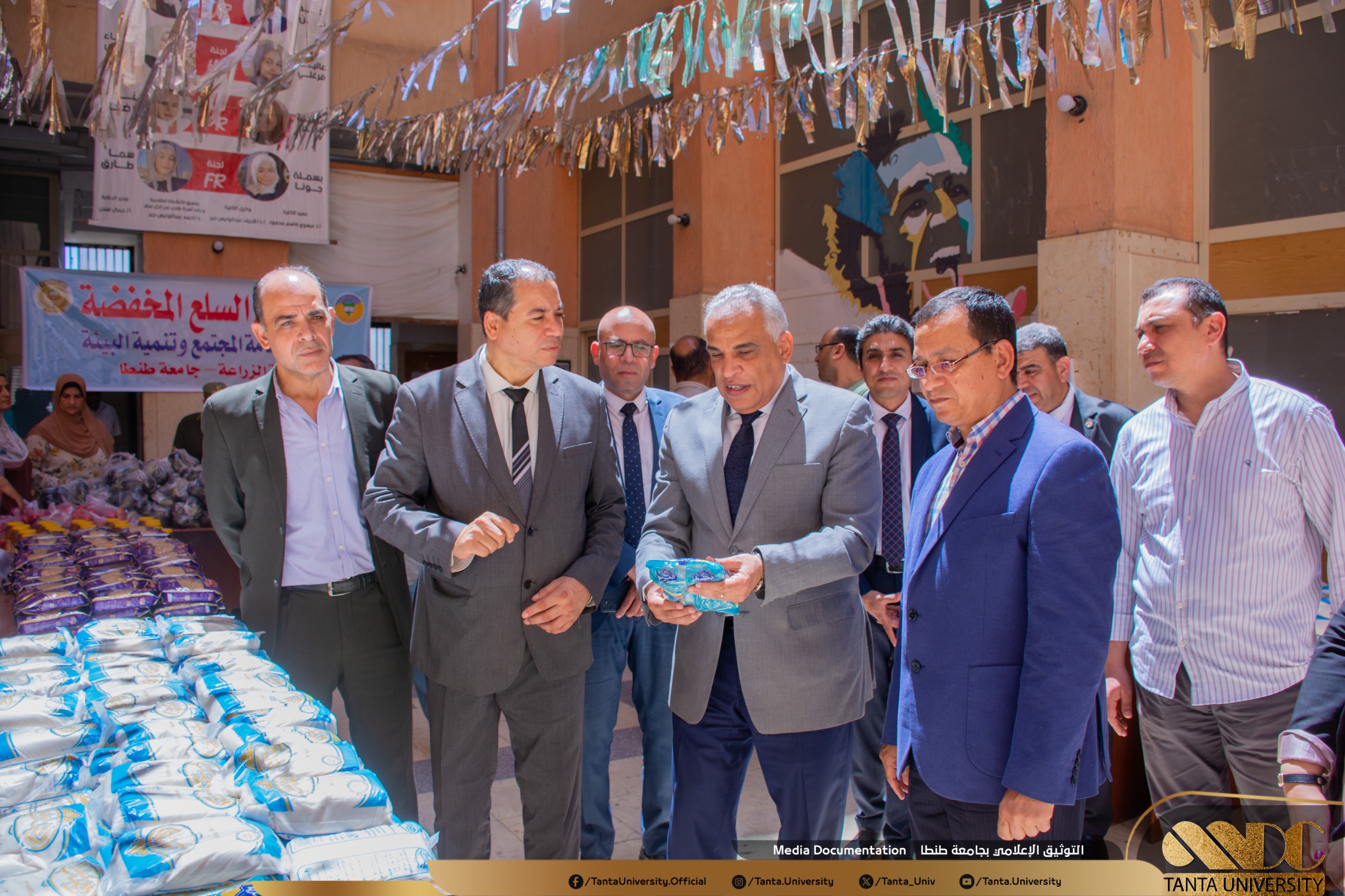 رئيس جامعة طنطا يفتتح معرض السلع المخفضة والمنتجات الغذائية بكلية الزراعة