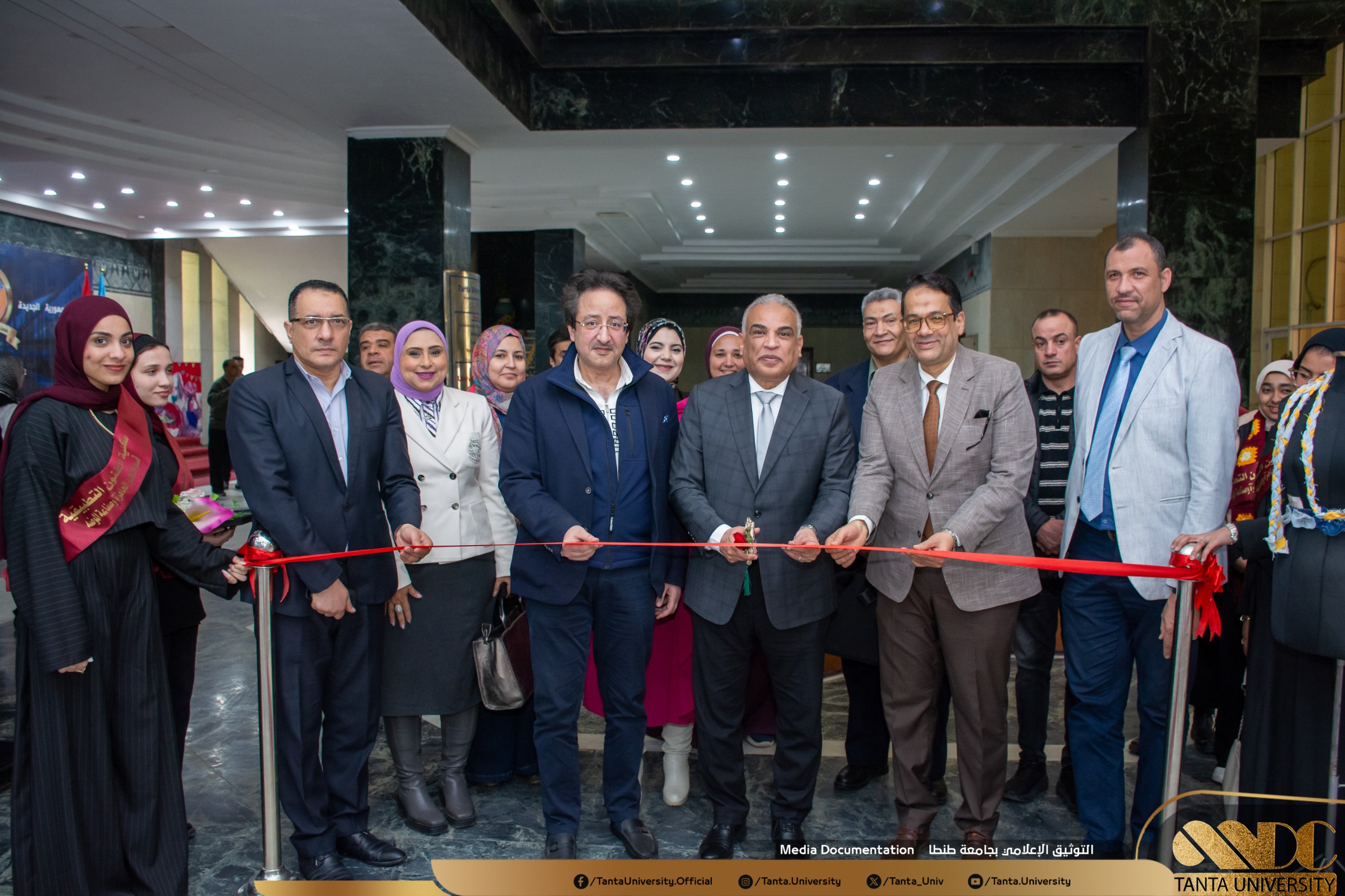 في إطار التعاون بين جامعة طنطا ووزارة التربية والتعليم والتعليم الفني:    الدكتور محمد حسين يكرم طالبات مدرسة طنطا الثانوية النسيجية للتعليم الفني 