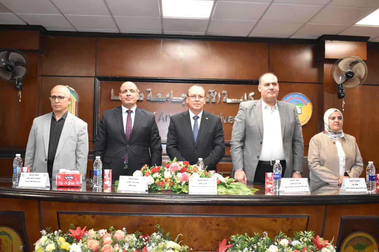 تحت رعاية الدكتور محمد حسين رئيس جامعة طنطا:   نائب رئيس الجامعة يكرم حفظة القرآن الكريم في المسابقة السنوية لكلية الآداب 