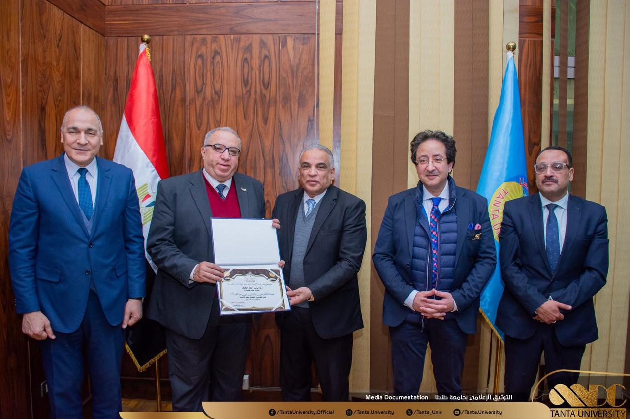 تتويجاً لجهود الكلية في المشروع القومي لمحو الأمية..  رئيس جامعة طنطا يكرم 