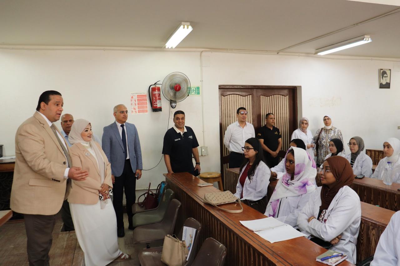 الأستاذ الدكتور/ياسر محمد المكاكي القائم بعمل عميد كلية طب الأسنان جامعة طنطا يتفقد انتظام الدراسة  بالعام الدراسي الجديد