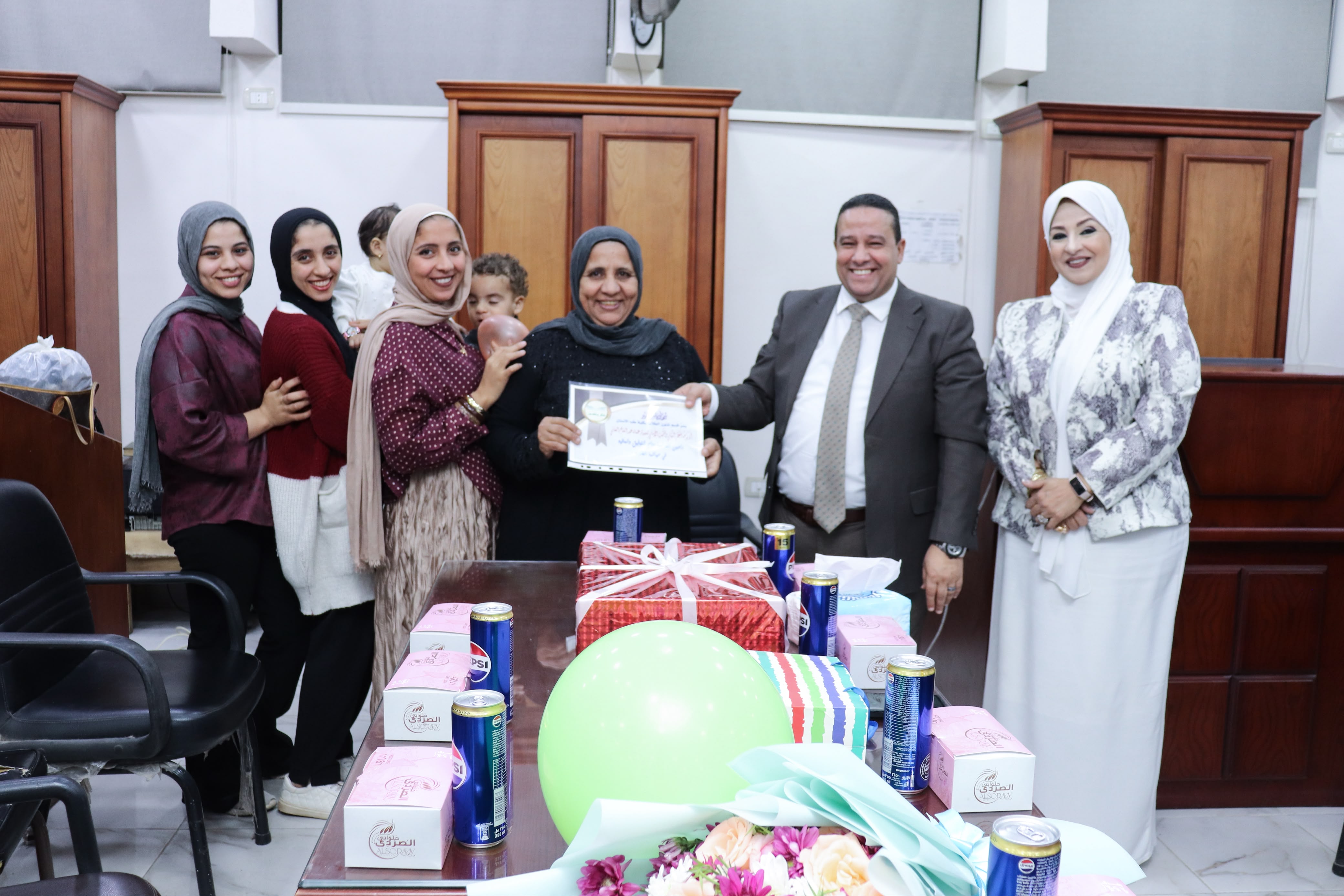 في لفتة وفاء…. القائم بعمل عميد طب أسنان طنطا يكرم الأستاذة/عثمانه عبد الفتاح العناني لبلوغها سن المعاش 