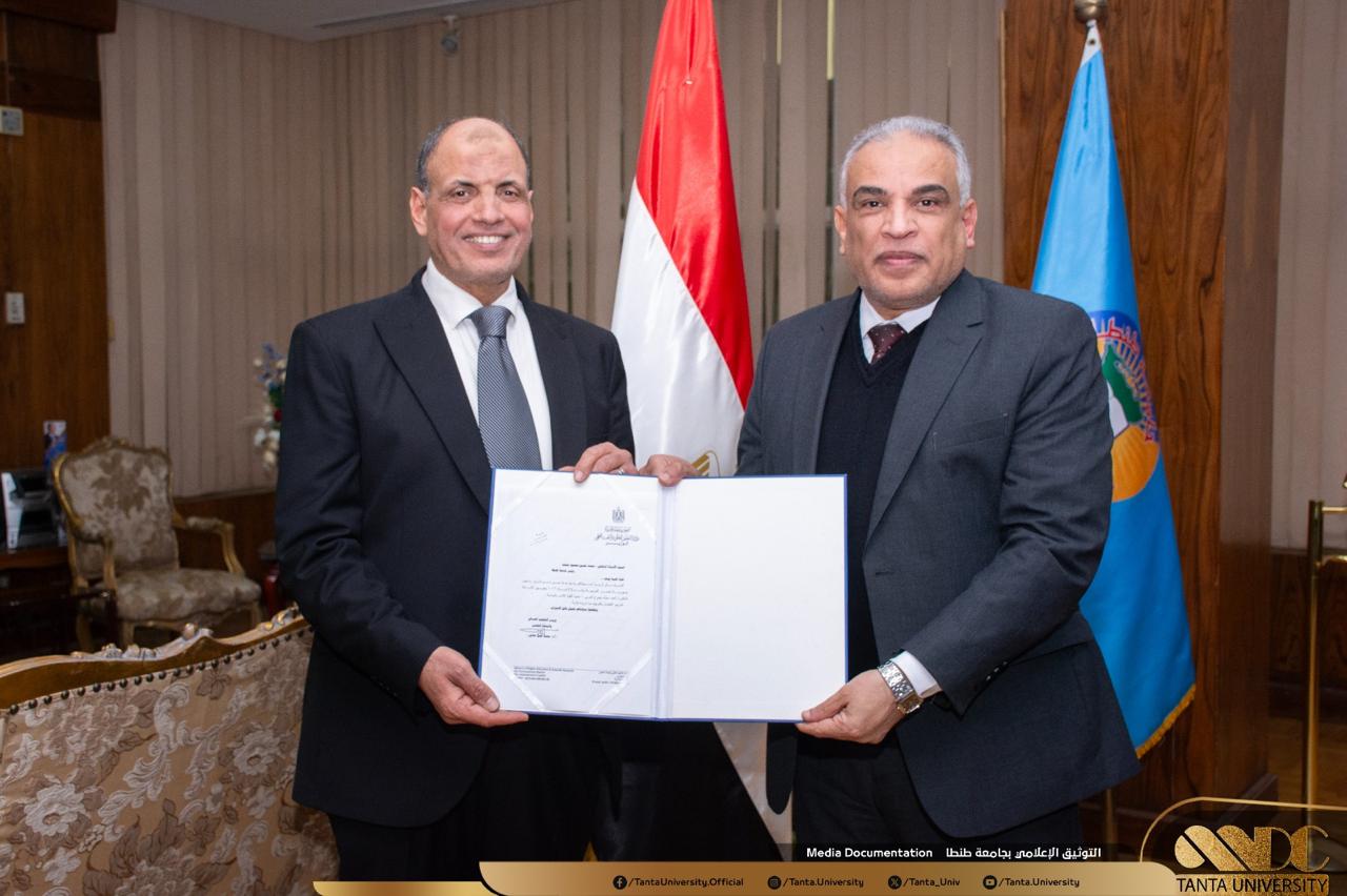 عقب صدور قرار فخامة الرئيس السيسي بتعيينه عميدا لكلية الاداب:  رئيس جامعة طنطا يهنىء الدكتور احمد العربي خلال استقباله 