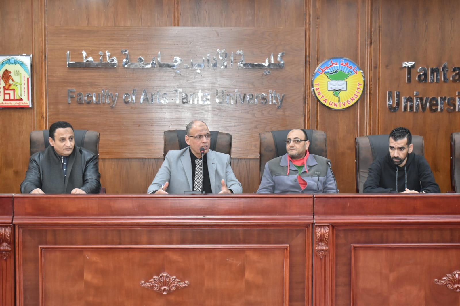 عميد آداب طنطا يؤكد حتمية التحول الرقمي في اجتماع مع شؤون هيئة التدريس والعاملين