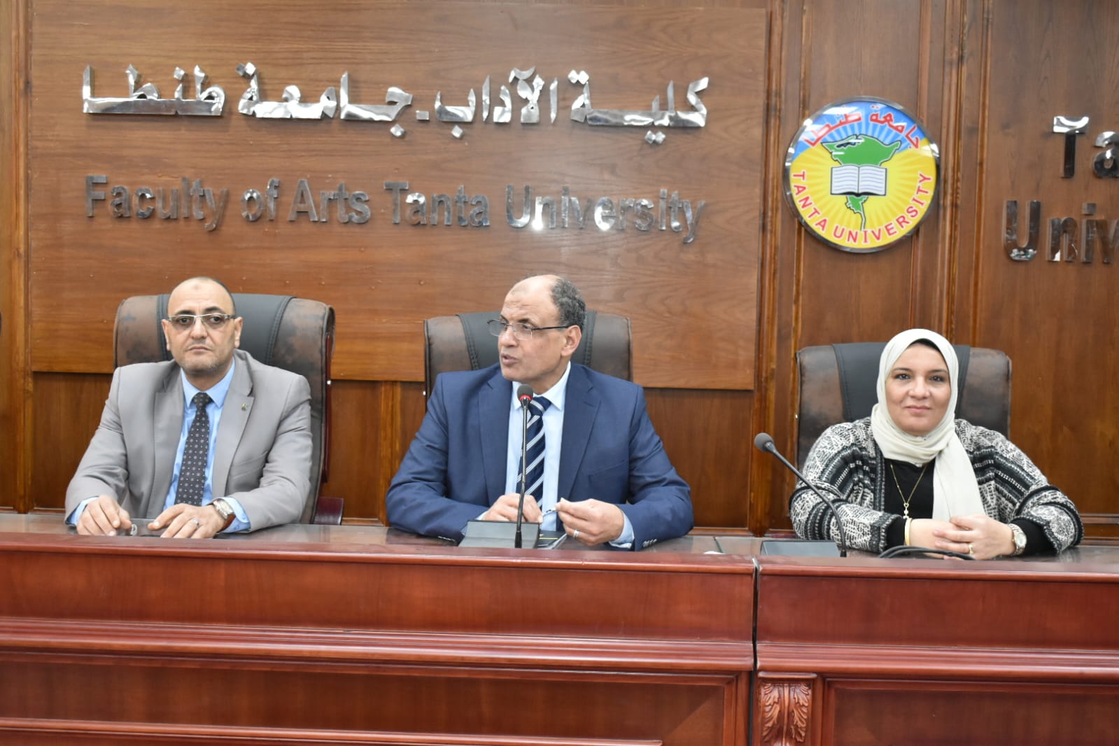 عميد آداب طنطا يجتمع بإدارة شؤون الطلاب والخريجين ويؤكد على حتمية التوسع في التحول الرقمي