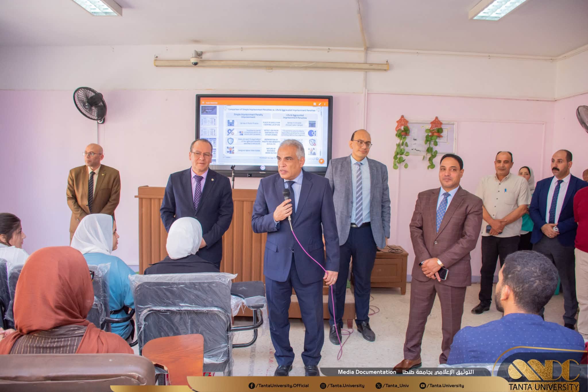 في أول أيام الدراسة.. رئيس جامعة طنطا بين الطلاب