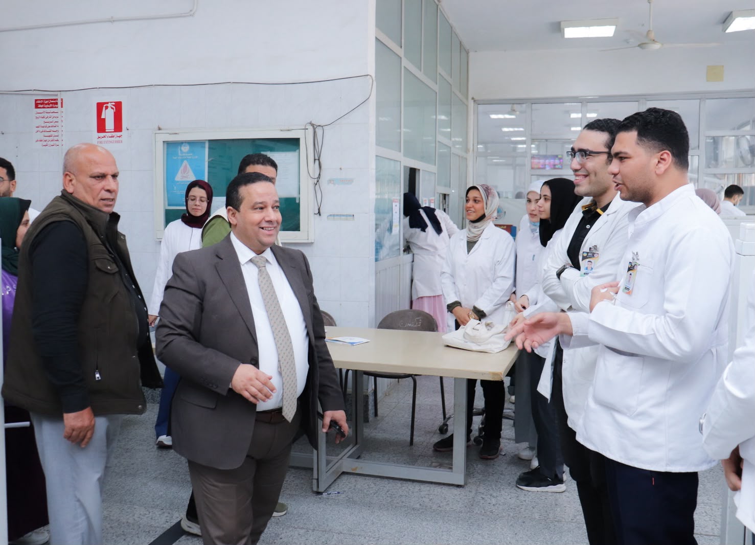 القائم بعمل عميد طب أسنان طنطا يجري جولة تفقدية موسعة لمتابعة انتظام العمل داخل العيادات الخارجية والأقسام الإدارية 