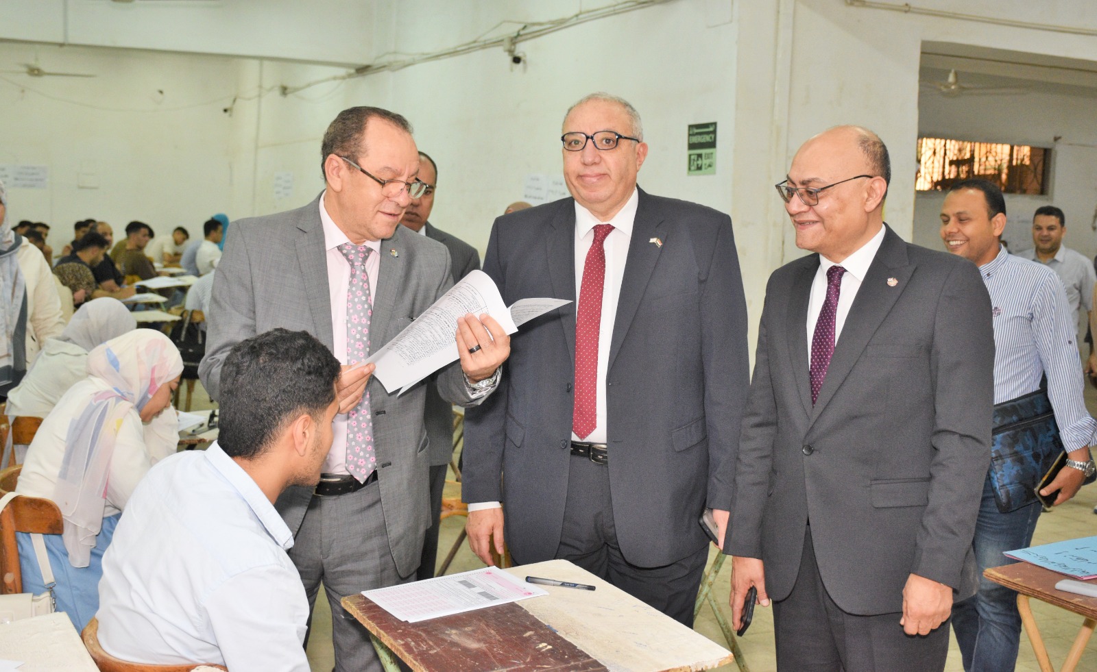 نائب رئيس جامعة طنطا يتفقد امتحانات 