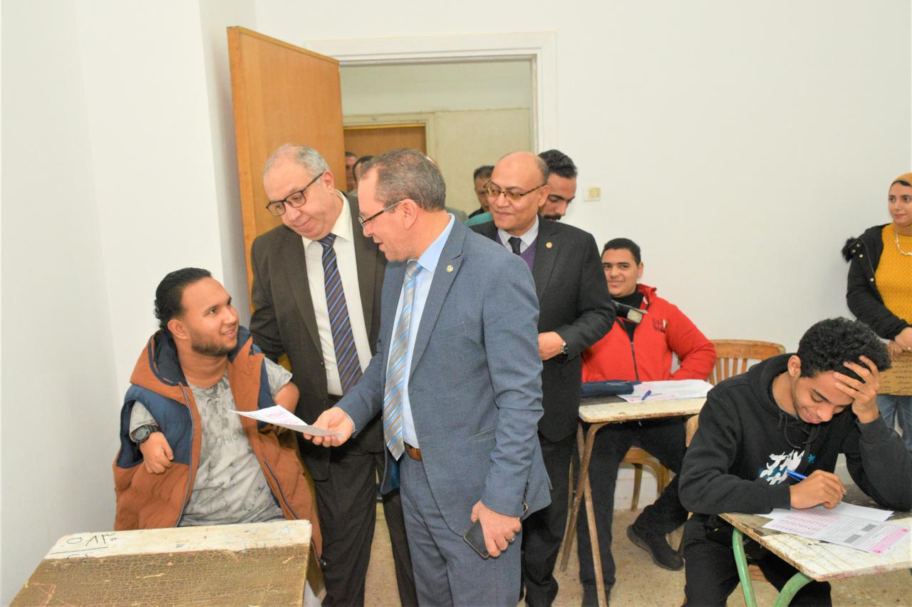 نائب رئيس جامعة طنطا يتفقد سير امتحانات الفصل الدراسي الأول للعام الجامعي 2025 /2026 بتجارة طنطا