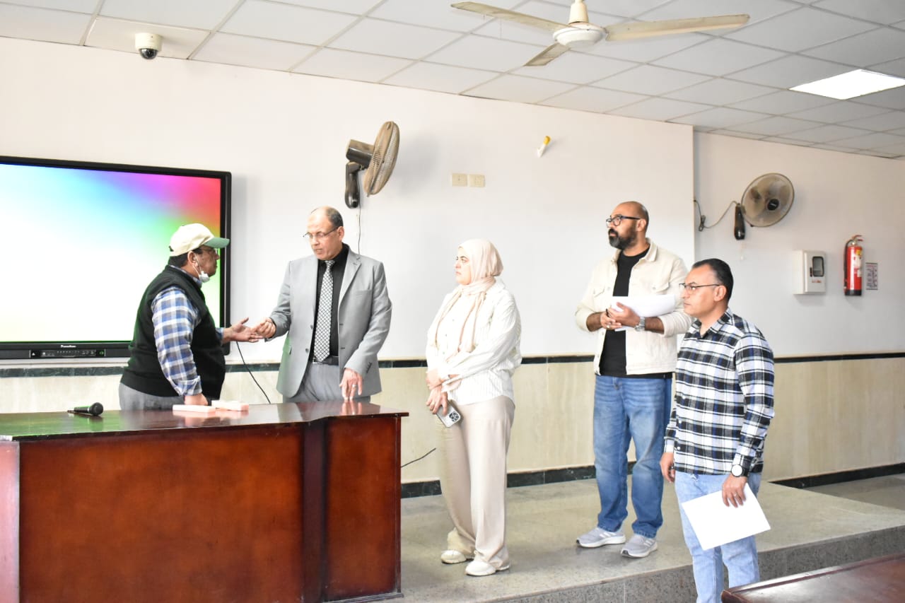 عميد آداب طنطا يتفقد انتظام سير المحاضرات والقاعات الدراسية بالكلية