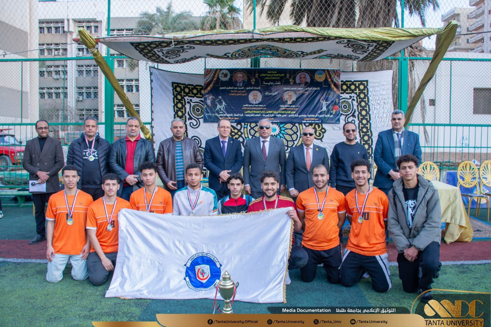 عميد تمريض طنطا تهنئ فريق الكلية لكرة القدم الخماسي لحصوله على كأس المركز الثاني في الدورة الرمضانية بالجامعة 