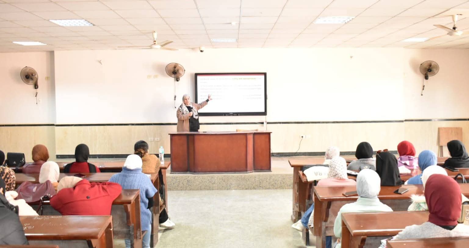 لليوم السادس على التوالي.. انتظام مسيرة العملية التعليمية بآداب طنطا