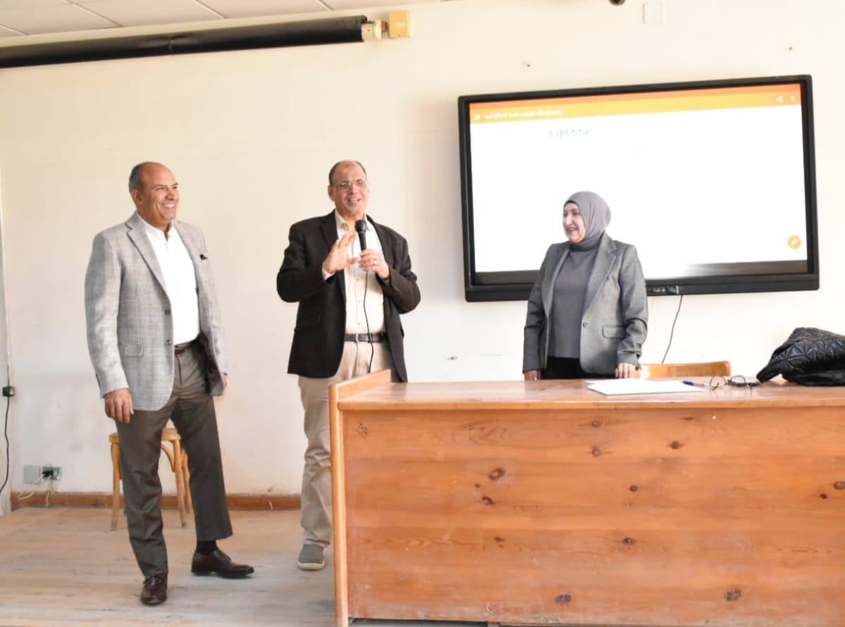 عميد آداب طنطا يجري جولة تفقدية لمتابعة انتظام الدراسة