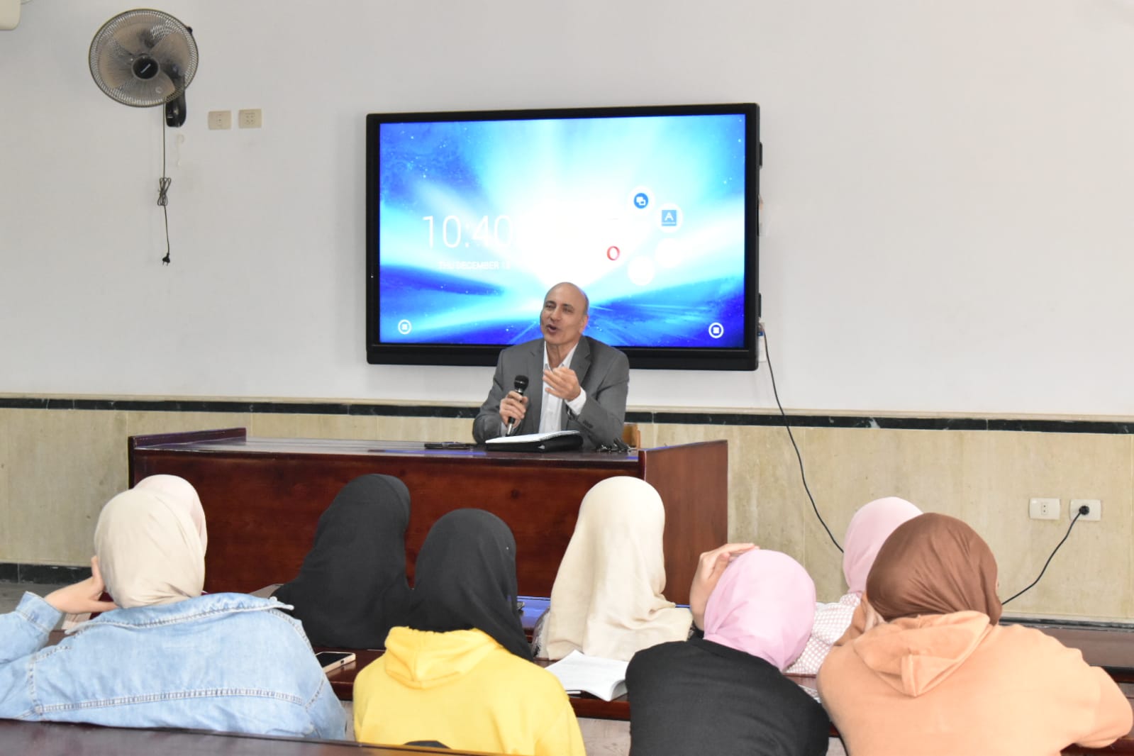 آداب طنطا تواصل انتظام الدراسة وتؤكد الجاهزية الكاملة للمدرجات والقاعات