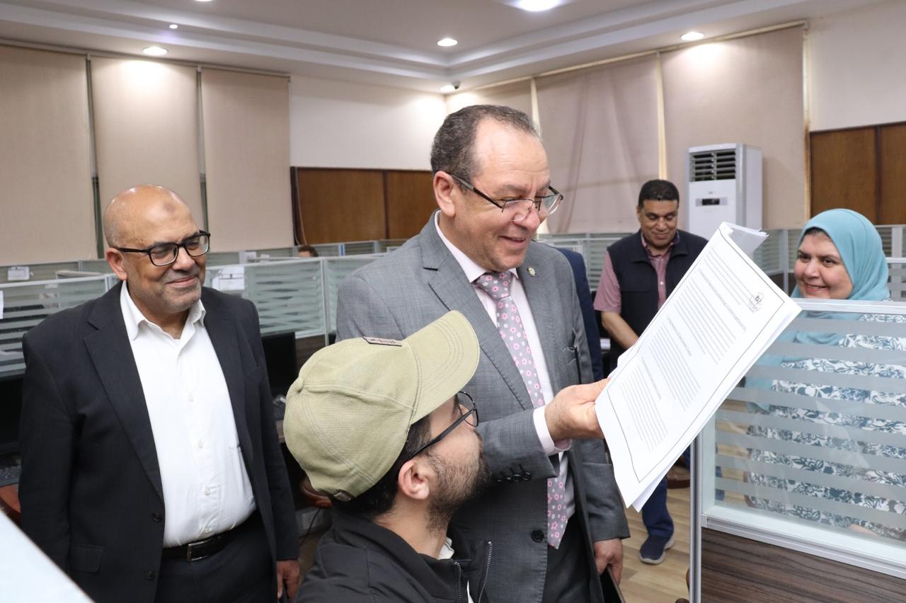 نائب رئيس جامعة طنطا يتفقد امتحانات البرنامج الدولي بكلية طب الأسنان