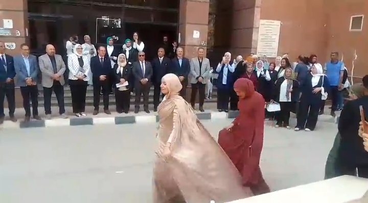 بالفيديو: نوعية طنطا تتألق بعرض أزياء يربط مشاريع التخرج بملتقى التوظيف والتأهيل لسوق العمل