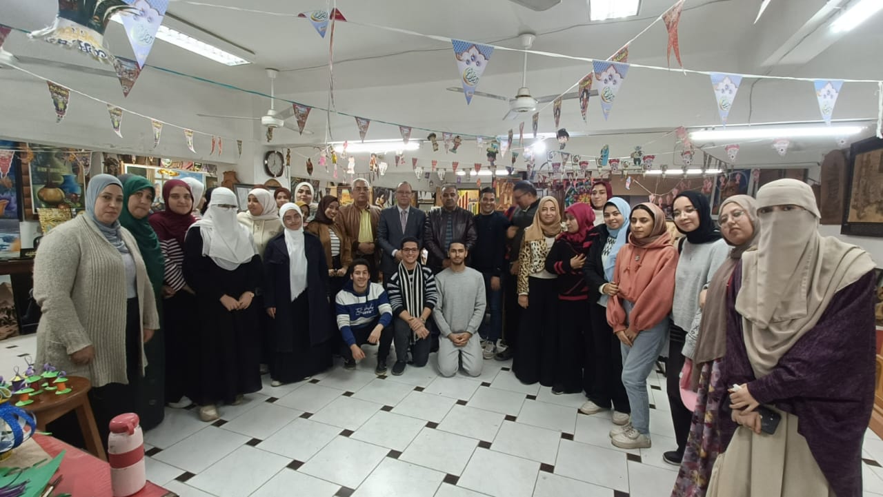 نائب رئيس جامعة طنطا يجرى جولة تفقدية موسعة لمتابعة سير الأنشطة الطلابية ويشيد بإبداعات 