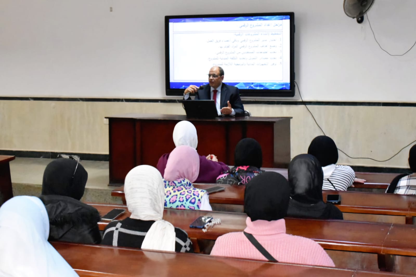 انتظام العملية التعليمية بآداب طنطا وجاهزية كاملة للمدرجات والقاعات الدراسية