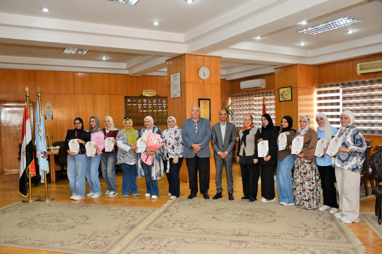 عميد تجارة طنطا يُكرم أوائل برنامج المحاسبة والتمويل للعام الجامعي ٢٠٢٥ /٢٠٢٦