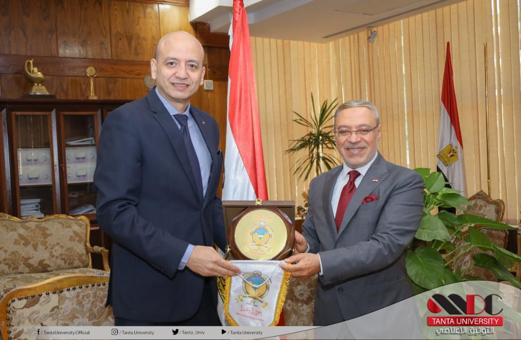 رئيس جامعة طنطا يكرم الدكتور السيد سامي لمنحه وسام الرياضة من الطبقة الأولى 